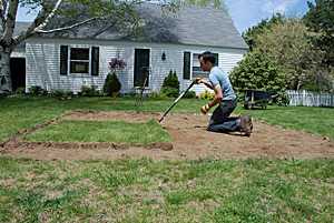 Eat the View — Roger Doiron removes his white house lawn to plant a vegetable garden as an example for the White House. Photos courtesy Roger Doiron/EatTheView.org 