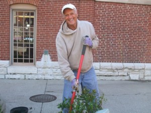 Ken Hottell plants black chokeberry. (C) Wendy Ford