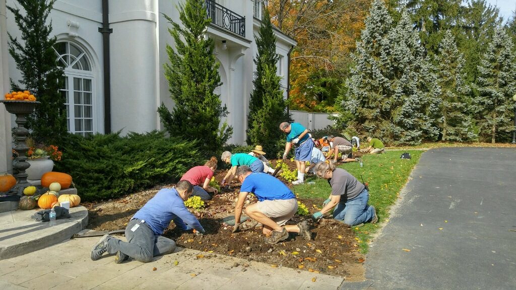 Volunteers are planting 150,000 spring bulbs at the Indianapolis Museum of Art for the largest bulb displays in the IMA history. Photo courtesy Irvin Etienne 