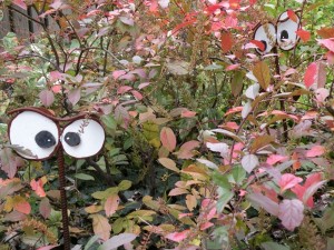 Eyeballs by Noblesville, Ind., artist Girly Steel (Joan Drizin) overlook the Virginia sweetspire (Itea) in a Brownsburg, Ind., garden on this year’s native plant tour. © Photo submitted by Sue Arnold